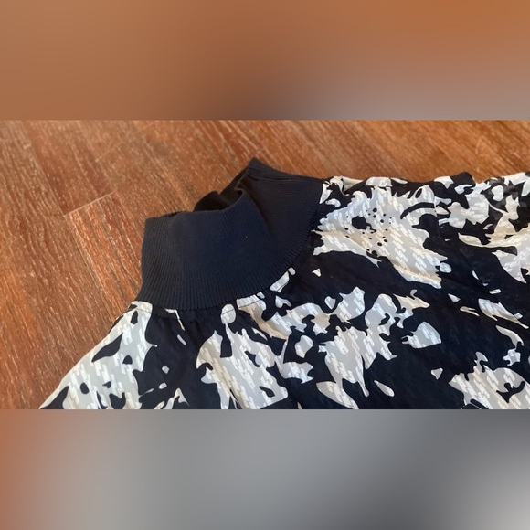 Yest Floral Top with Banded Bottom and Sleeves - Size 8 - Picture 2 of 6